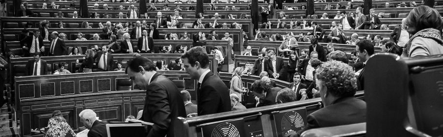 Imagen de los diputados en una sesión del Congreso de los Diputados como apoyo a un comentario sobre la necesaria aprobación de códigos de conducta